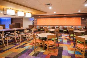 a dining room with tables and chairs at Fairfield Inn & Suites by Marriott Fort Wayne Southwest in Ellison