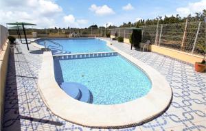 グアルダマル・デル・セグラにあるBeautiful Apartment In Guardamar Del Segura With 2 Bedrooms And Outdoor Swimming Poolの大型スイミングプール