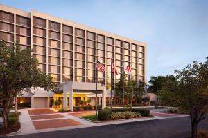 un hotel con tres banderas americanas delante de él en Marriott Jacksonville en Jacksonville