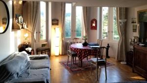 a living room with a table and a couch at château de Beuzeval, golf de Hougate in Gonneville-sur-Mer