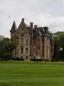 duży dom na polu zielonej trawy w obiekcie château de Beuzeval, golf de Hougate w mieście Gonneville-sur-Mer