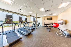 - une salle de sport avec des tapis de course et des appareils d'exercice dans l'établissement Fairfield Inn & Suites by Marriott Des Moines Altoona, à Altoona