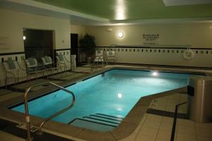 uma grande piscina num quarto de hotel em Fairfield Inn by Marriott Morgantown em Morgantown