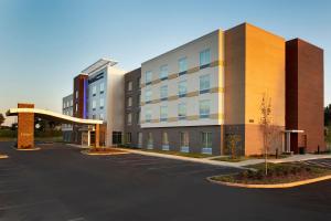 un aparcamiento vacío frente a un edificio en Fairfield by Marriott Inn & Suites Memphis Arlington, en Arlington