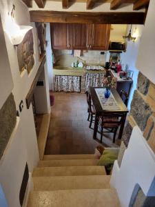 a kitchen and a dining room with a table at Casetta Giulia in Radicofani