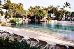 una piscina con sillas en una playa en Marriott Vacation Club at Surfers Paradise en Gold Coast