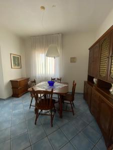 una sala da pranzo con tavolo e sedie in una stanza di Casa Tea a Marotta