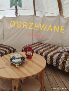 Część wypoczynkowa w obiekcie Glamping Wild Nature Bałtów