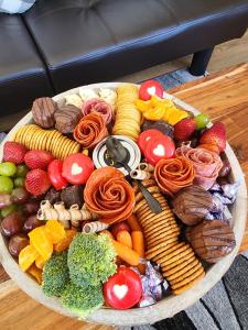 talerz warzyw i owoców na stole w obiekcie Chasing Views Tiny House w mieście Dandridge