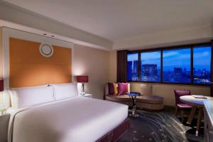 Postel nebo postele na pokoji v ubytování Tokyo Marriott Hotel