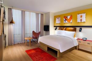 Postel nebo postele na pokoji v ubytování Moxy Seoul Myeongdong