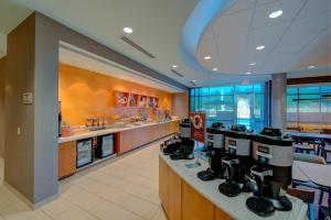 un restaurant avec un comptoir et des machines à café dans l'établissement SpringHill Suites by Marriott Macon, à Macon