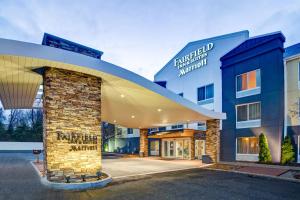 un hotel frente a un edificio con un pilar de piedra en Fairfield Inn & Suites Christiansburg, en Christiansburg