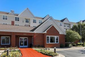 a row of apartment buildings with a driveway at Residence Inn Potomac Mills Woodbridge in Woodbridge