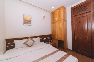 Postel nebo postele na pokoji v ubytování Ánh Phương Hotel Đà Lạt