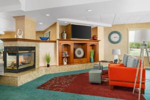 een woonkamer met een open haard en een televisie bij Residence Inn Philadelphia/Montgomeryville in North Wales