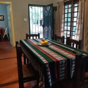 uma mesa com uma toalha de mesa com fruta em Casa Principal - El Bamboo Eventos em Arturo SeguÃ­