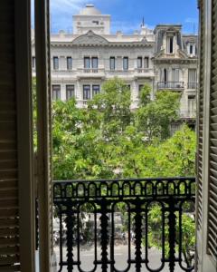 Una ventana abierta con vista a un edificio en Hotel Alcazar, en Buenos Aires 57 fotos más