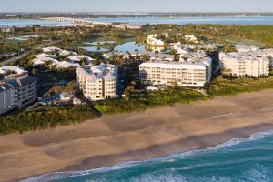 una vista aérea de la playa y los edificios en Marriott Hutchinson Island Beach Resort, Golf & Marina, en Stuart