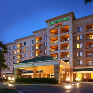 a hotel building with a sign that reads courtyard marriott at Courtyard Kansas City Overland Park / Convention Center in Overland Park