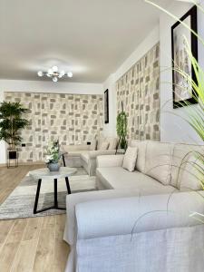 uma sala de estar com um sofá e uma mesa em Aqua Vista Infinity Spa & Pool Studio Lux em Mamaia Nord – Năvodari