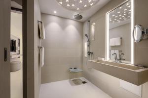 Ένα μπάνιο στο Rabat Marriott Hotel