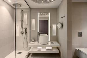 Ένα μπάνιο στο Rabat Marriott Hotel