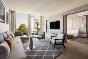 Μια τηλεόραση ή/και κέντρο ψυχαγωγίας στο Rabat Marriott Hotel
