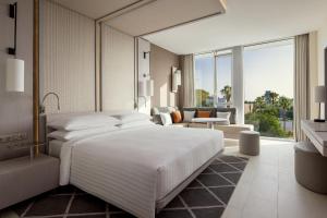 Ένα ή περισσότερα κρεβάτια σε δωμάτιο στο Rabat Marriott Hotel
