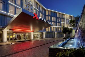 um grande edifício com uma placa de Marriott em Rabat Marriott Hotel em Rabat