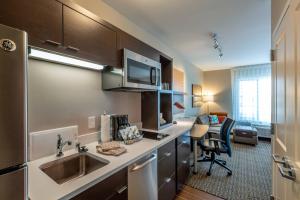 uma cozinha com um lavatório e uma secretária num quarto em TownePlace Suites by Marriott Lexington Keeneland/Airport em Lexington