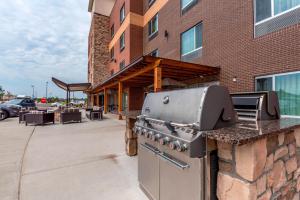 una parrilla en un mostrador de piedra junto a un edificio en TownePlace Suites by Marriott Lexington Keeneland/Airport en Lexington