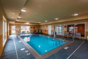 una gran piscina en una habitación de hotel en TownePlace Suites by Marriott Lexington Keeneland/Airport, en Lexington