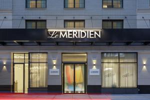 un frente de tienda con una señal para un meridiano en Le Méridien New York, Fifth Avenue, en Nueva York