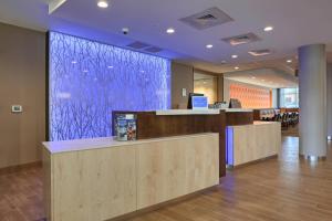 a lobby with a reception desk and a glass wall at Fairfield by Marriott Inn & Suites Philadelphia Horsham in Willow Grove