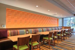 a row of tables and chairs in a restaurant at Fairfield by Marriott Inn & Suites Philadelphia Horsham in Willow Grove