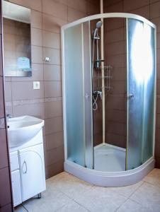 W łazience znajduje się prysznic ze szklanymi drzwiami. w obiekcie Villa SeaZone w Zatoce