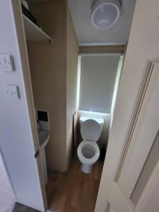 uma pequena casa de banho com WC num quarto em Haven Dreams Caravan em Hastings