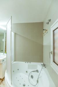 A bathroom at Two bedroom TownHouse within 10min walk from Beach