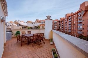 d'une terrasse avec une table et des chaises sur un balcon. dans l'établissement Two bedroom TownHouse within 10min walk from Beach, à Barcelone