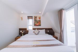 Postel nebo postele na pokoji v ubytování Ánh Phương Hotel Đà Lạt