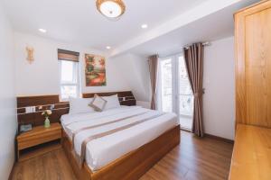 Postel nebo postele na pokoji v ubytování Ánh Phương Hotel Đà Lạt