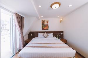 Postel nebo postele na pokoji v ubytování Ánh Phương Hotel Đà Lạt