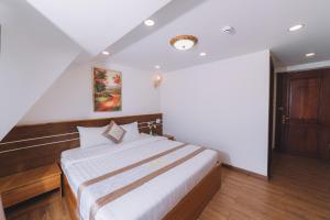 Postel nebo postele na pokoji v ubytování Ánh Phương Hotel Đà Lạt