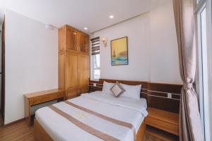 Postel nebo postele na pokoji v ubytování Ánh Phương Hotel Đà Lạt