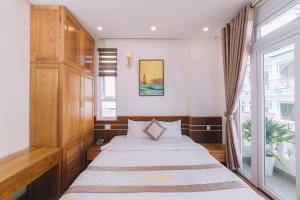 Postel nebo postele na pokoji v ubytování Ánh Phương Hotel Đà Lạt