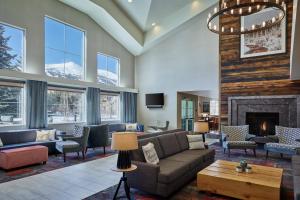 ein Wohnzimmer mit einem Sofa und einem Kamin in der Unterkunft Residence Inn by Marriott Breckenridge in Breckenridge