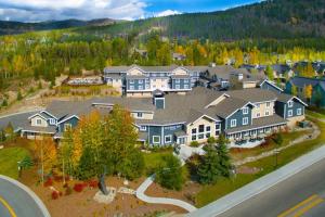 ariale Aussicht auf ein großes Haus in einem Wohngebiet in der Unterkunft Residence Inn by Marriott Breckenridge in Breckenridge