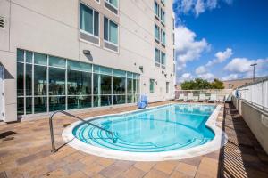 basen przed budynkiem w obiekcie SpringHill Suites by Marriott Houston Rosenberg w mieście Rosenberg