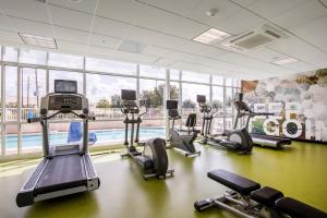 un gimnasio con equipo cardiovascular y una piscina en SpringHill Suites by Marriott Houston Rosenberg en Rosenberg